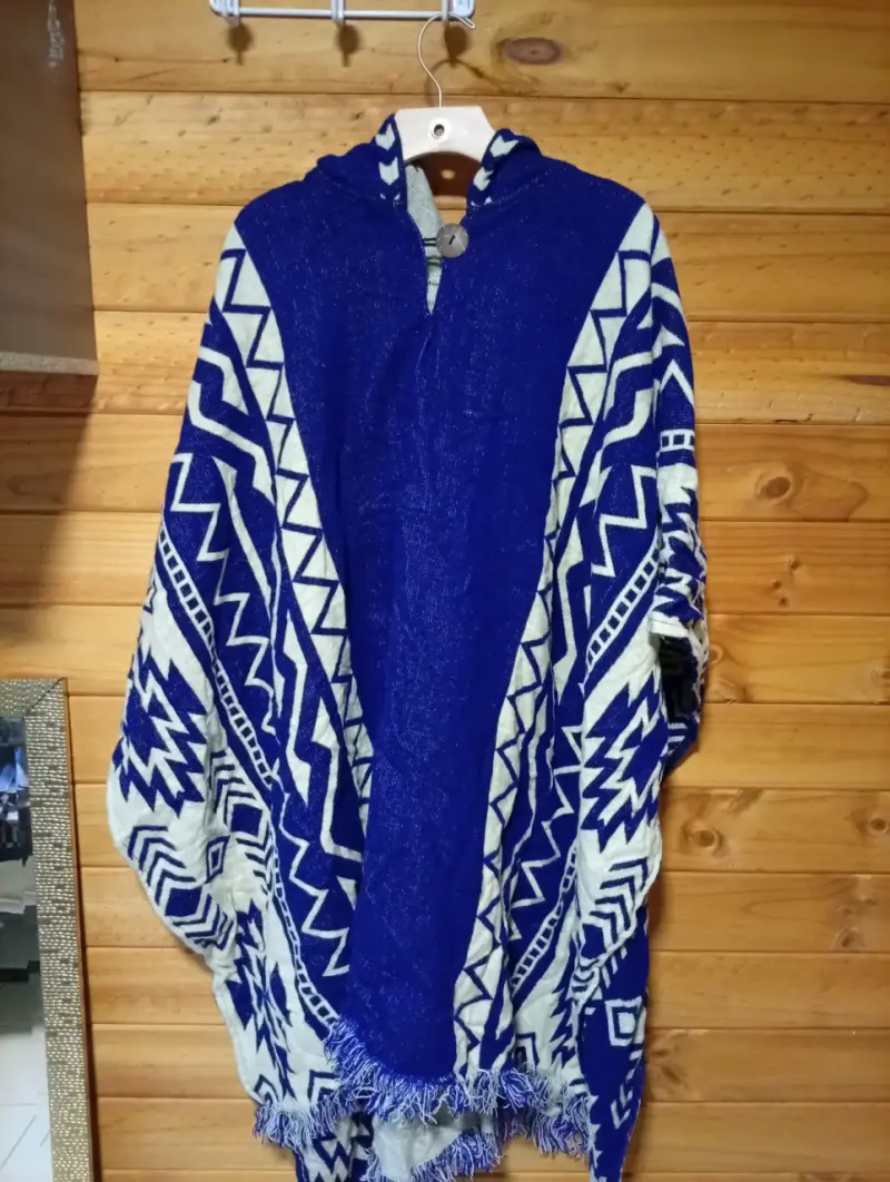 Poncho azul con diseño geométrico - 1