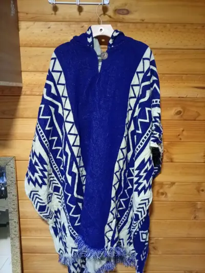 Poncho azul con diseño geométrico - miniatura 1