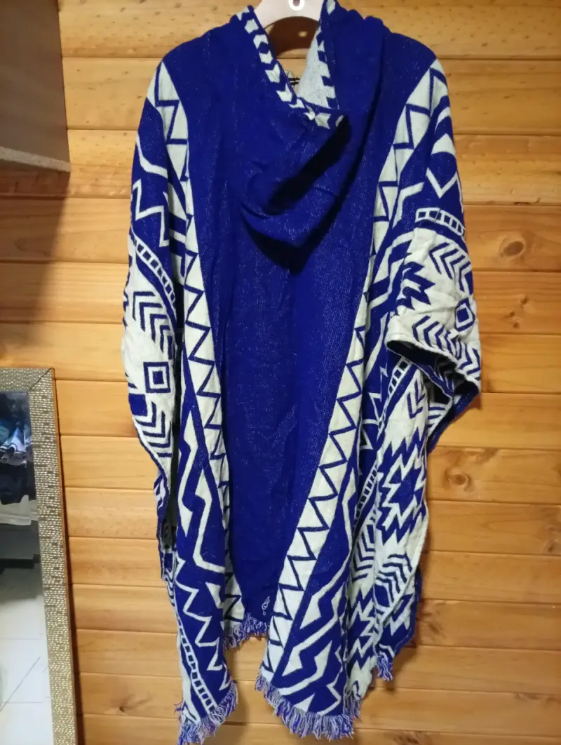 Poncho azul con diseño geométrico - 2