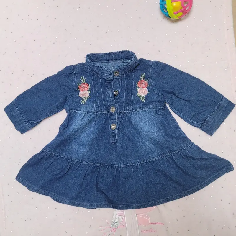 Vestido de mezclilla floral bebé