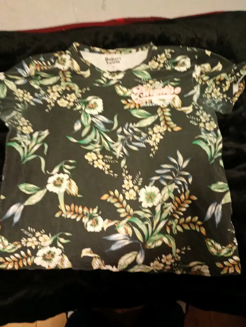 Polera estampada floral negro