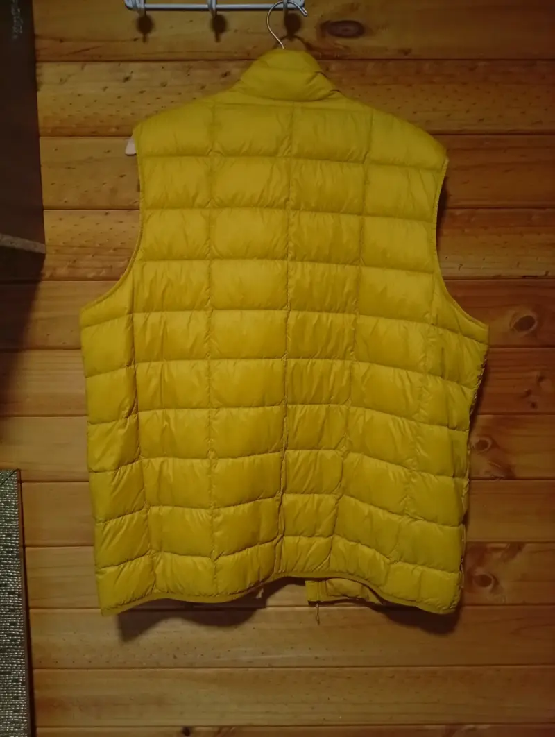 Chaleco acolchado amarillo sin mangas - 2
