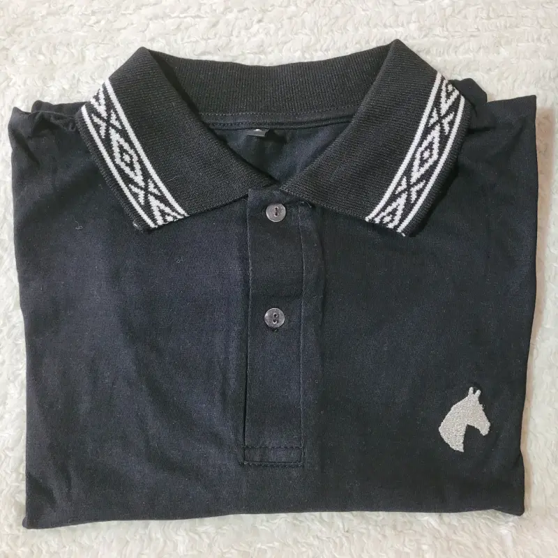 Polera polo negra con diseño