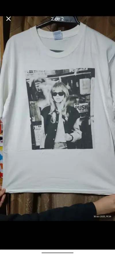 Polera blanca con estampado Taylor Swift - miniatura 2