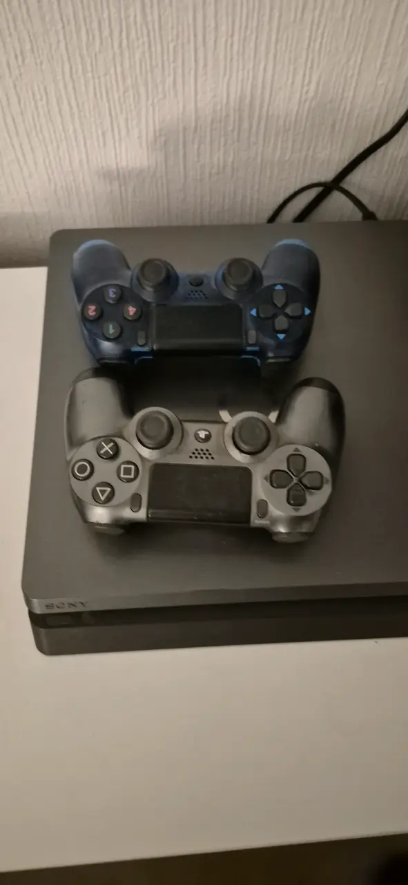 Consola PlayStation con dos controles - 1