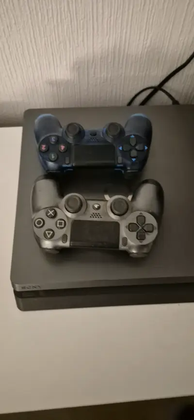 Consola PlayStation con dos controles - miniatura 1