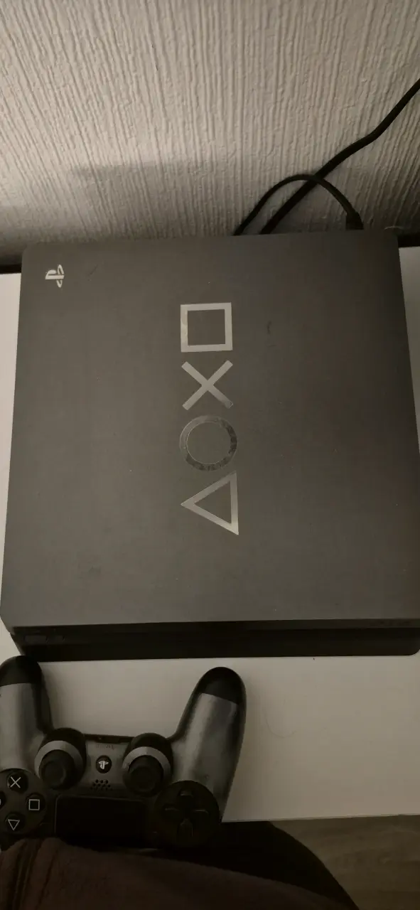 Consola PlayStation con dos controles - 2