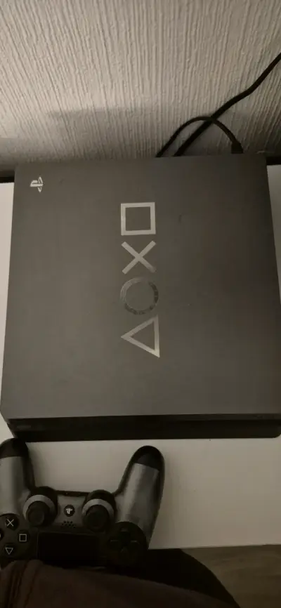 Consola PlayStation con dos controles - miniatura 2