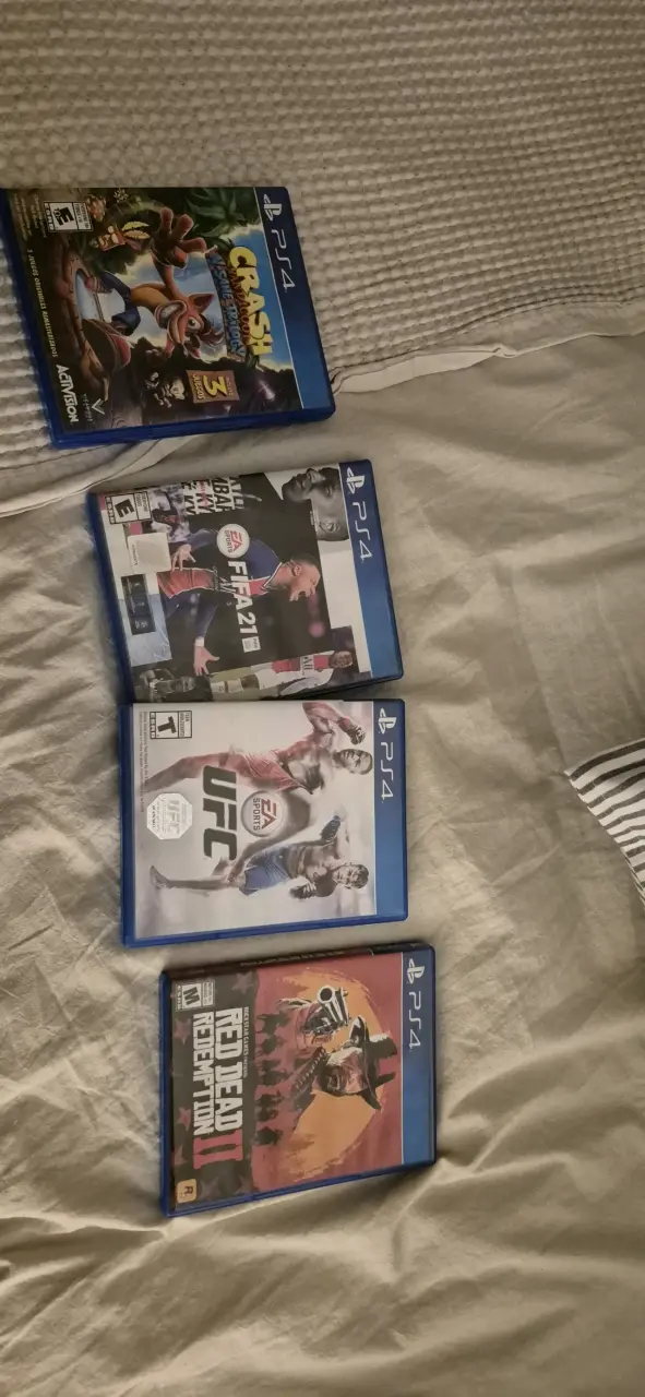 Consola PlayStation con dos controles - 3