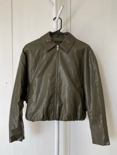 Chaqueta verde estilo cuero - miniatura 3