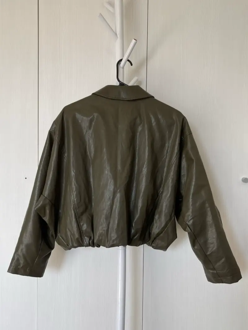 Chaqueta verde estilo cuero - 4