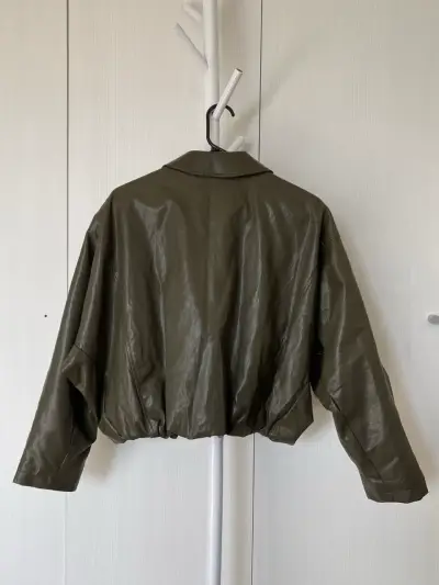 Chaqueta verde estilo cuero - miniatura 4