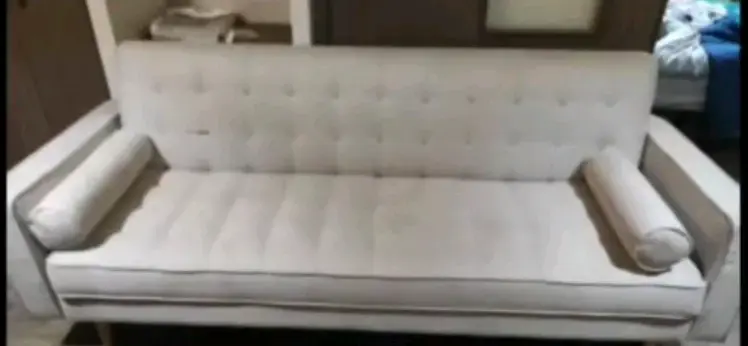 Sofá beige tres plazas