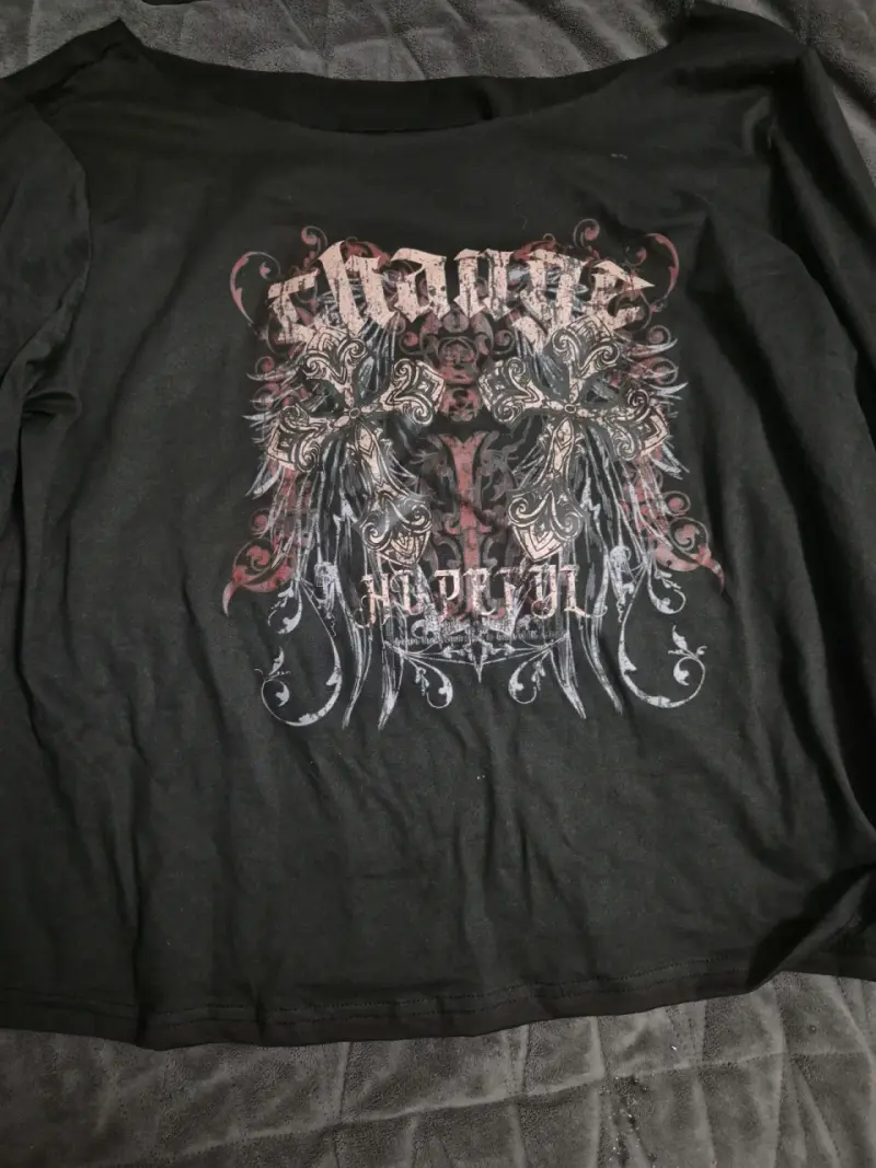 Polera negra con diseño gráfico - 1