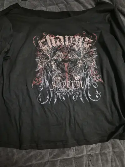 Polera negra con diseño gráfico - miniatura 1