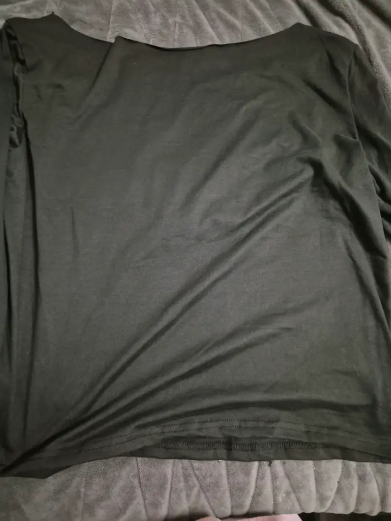 Polera negra con diseño gráfico - 2