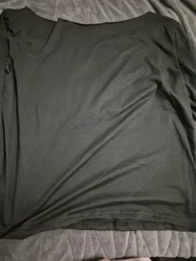 Polera negra con diseño gráfico - miniatura 2