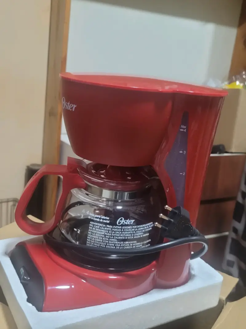 Cafetera Oster para 4 tazas – Color rojo - 3