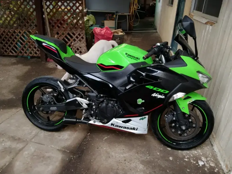 Moto deportiva verde y negra - 1