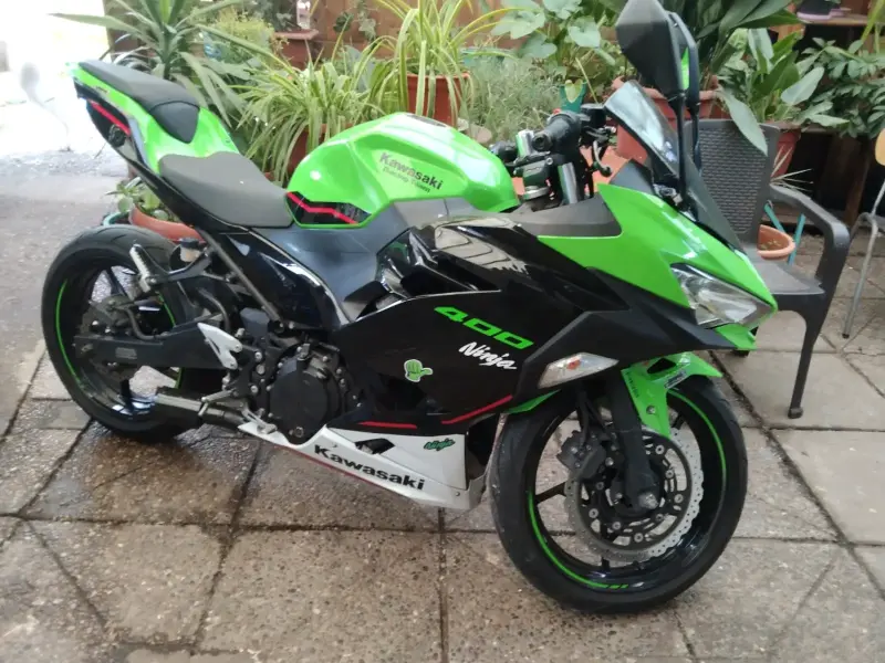 Moto deportiva verde y negra - 2