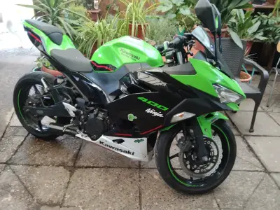 Moto deportiva verde y negra - miniatura 2