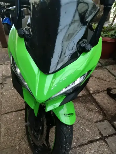 Moto deportiva verde y negra - miniatura 3