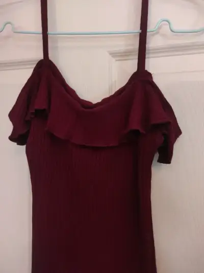 Vestido burdeo con vuelos - miniatura 3