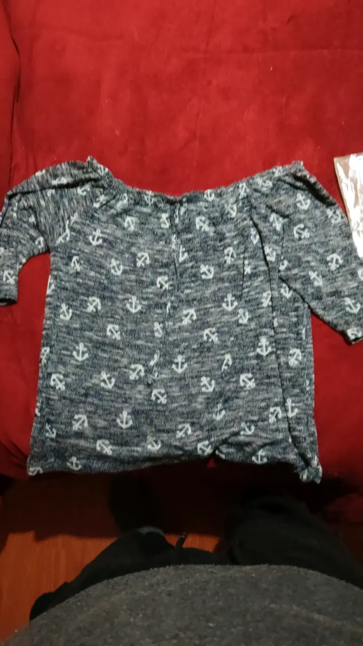 Polera azul con anclas