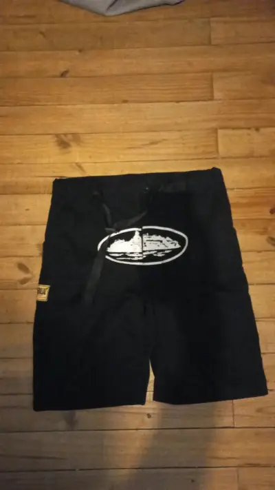 Shorts deportivos negros con logo - miniatura 1