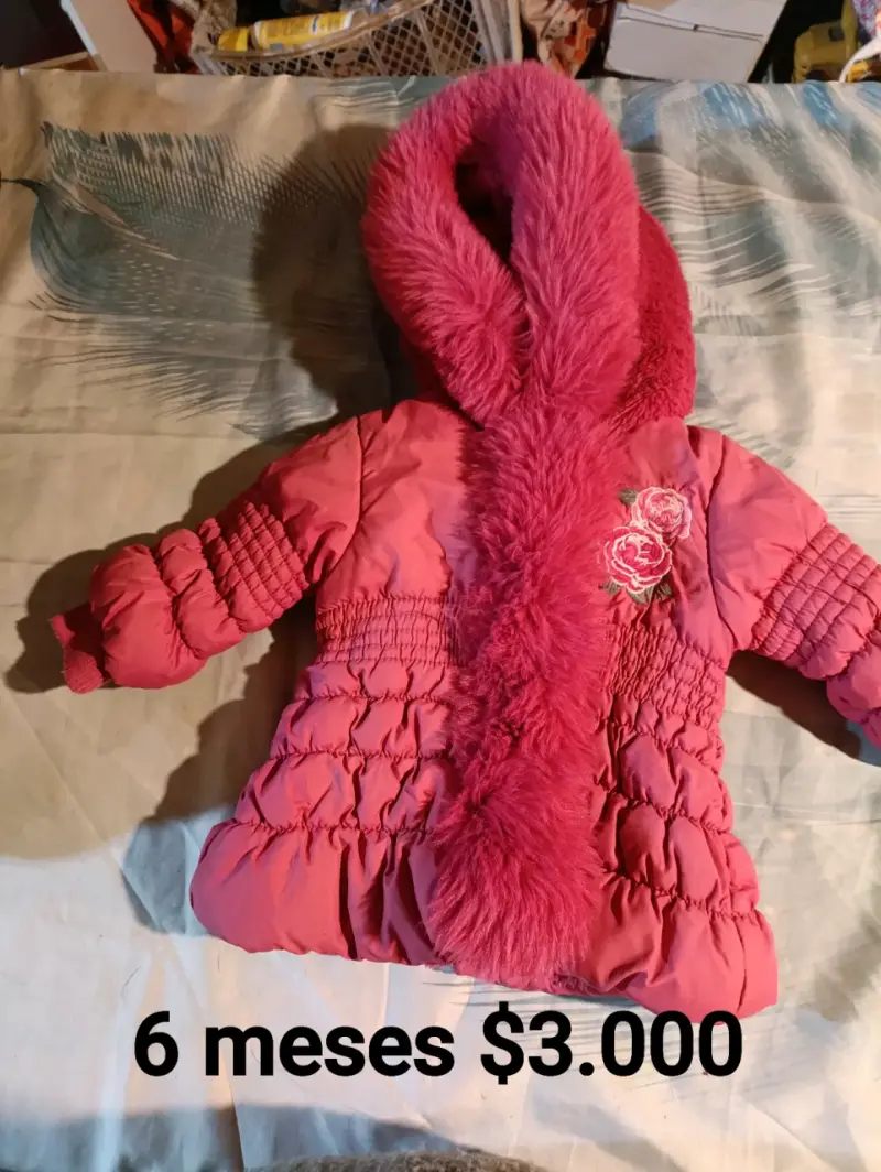 Abrigo de bebé rosado con capucha