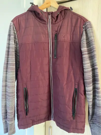 Chaqueta burdeos con capucha - miniatura 1