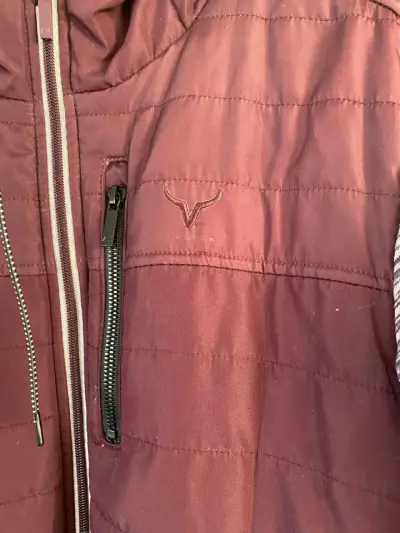 Chaqueta burdeos con capucha - miniatura 2