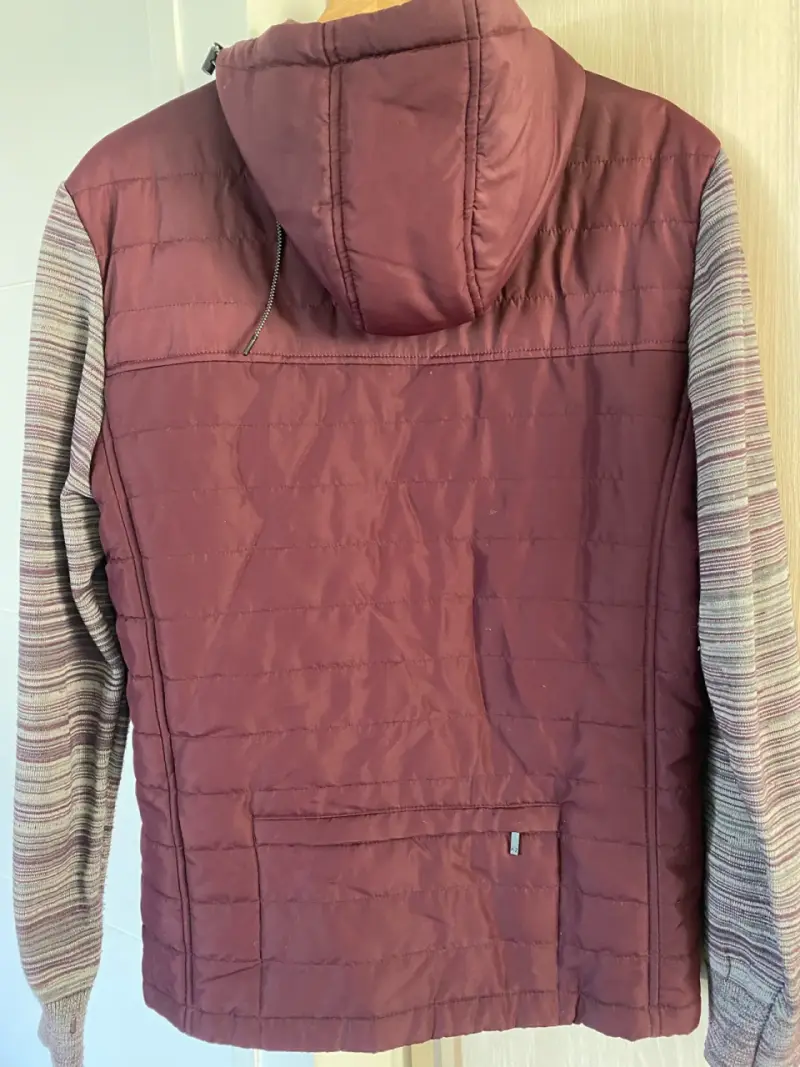 Chaqueta burdeos con capucha - 3