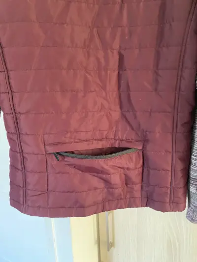 Chaqueta burdeos con capucha - miniatura 4