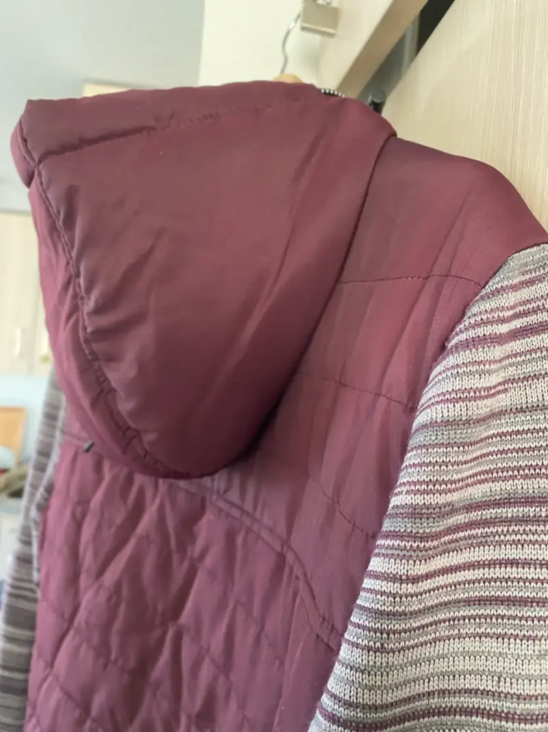 Chaqueta burdeos con capucha - 5