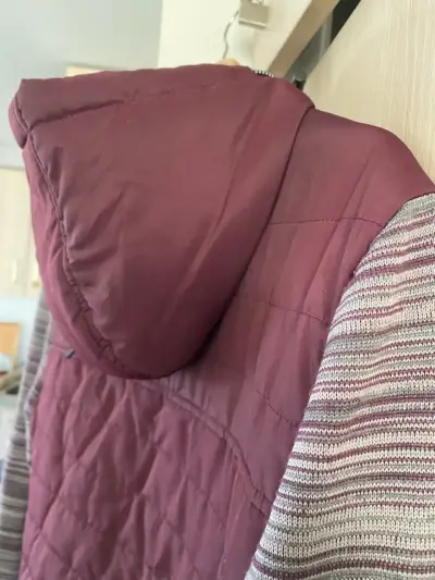 Chaqueta burdeos con capucha - miniatura 5