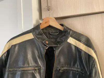 Chaqueta de cuero negra - miniatura 3