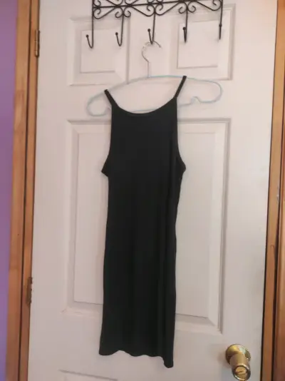 Vestido gris/negro sin mangas - miniatura 2