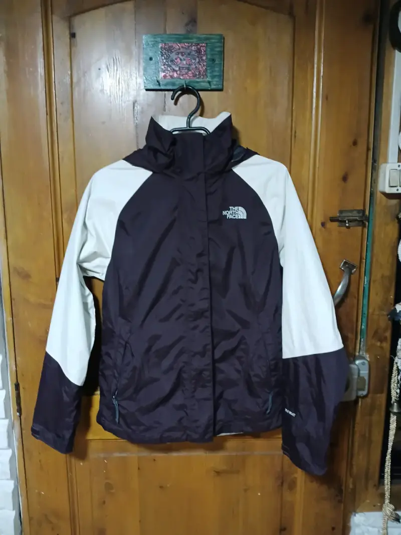 Chaqueta impermeable gris y blanca - 1