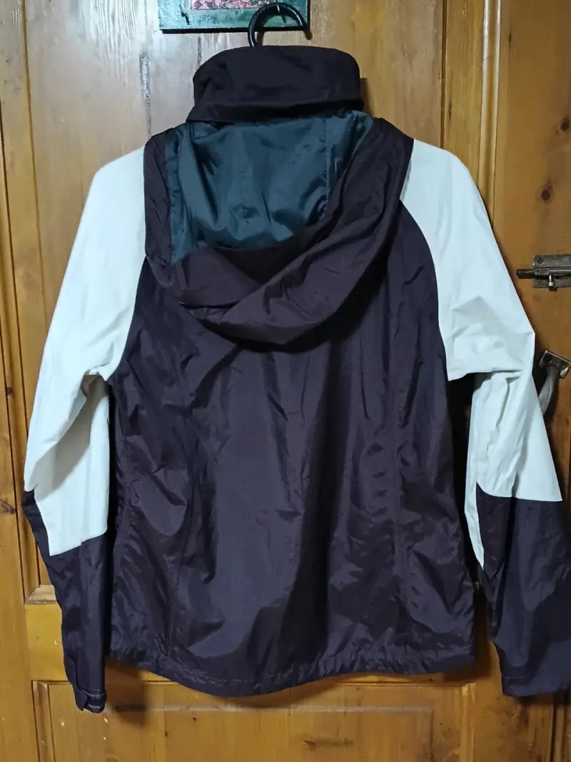 Chaqueta impermeable gris y blanca - 2