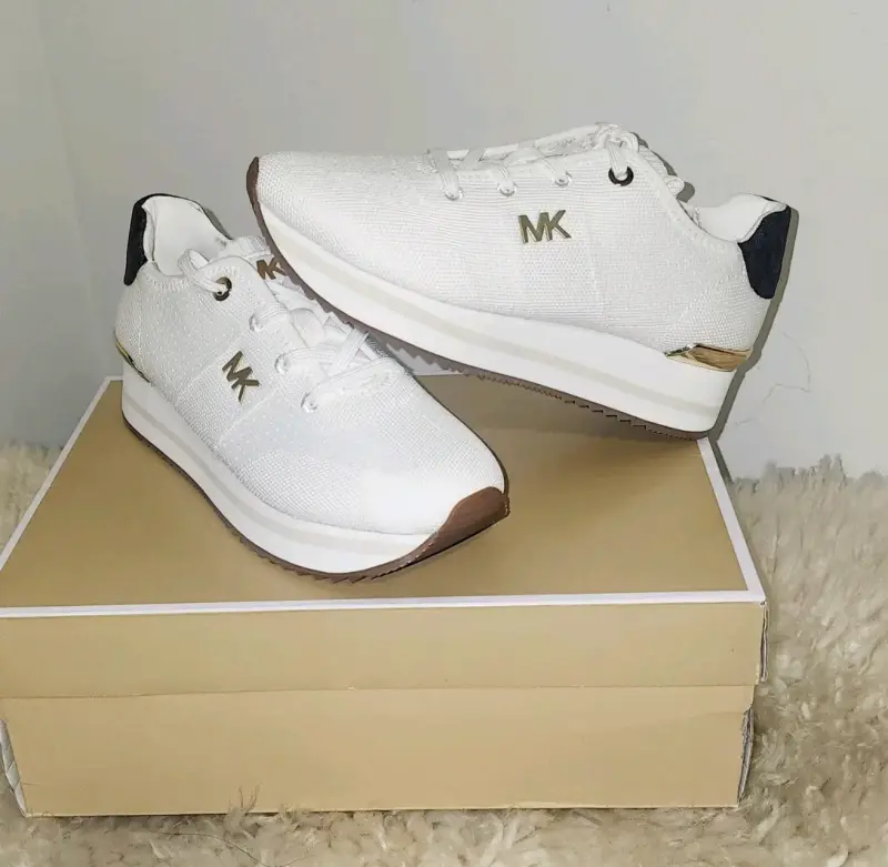 Zapatillas blancas con logo dorado NUEVAS