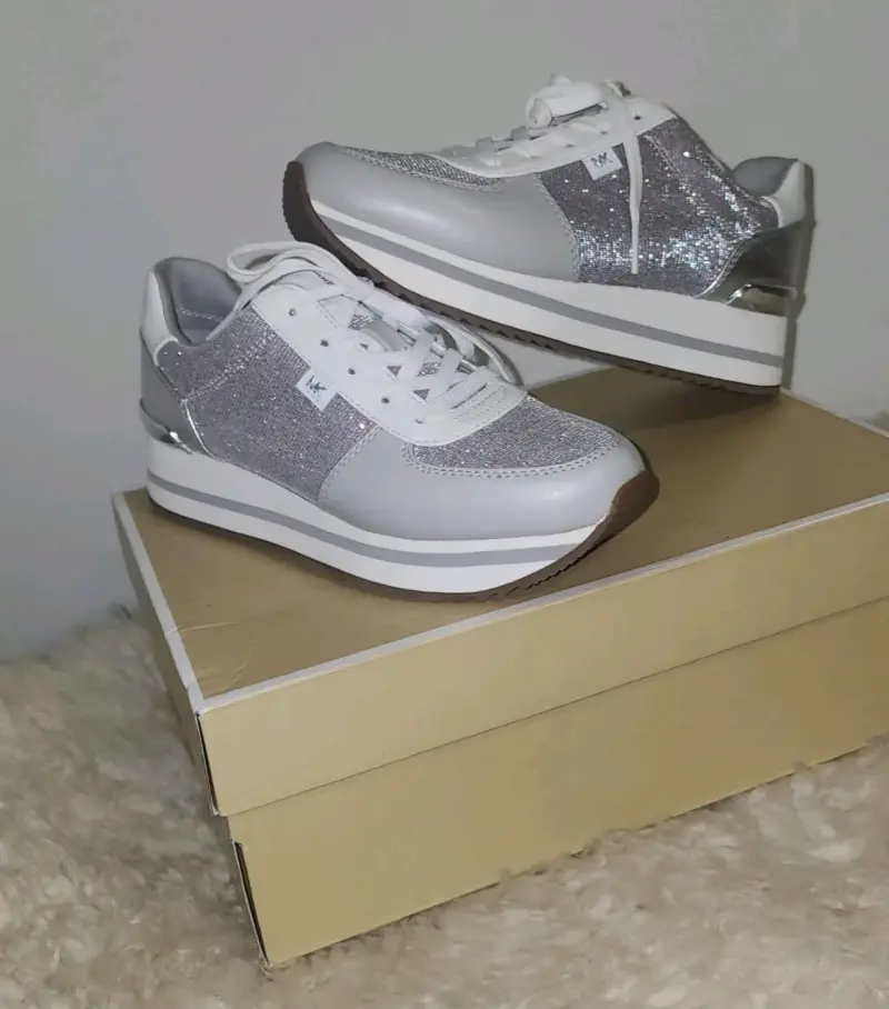 Zapatillas plateadas con brillo nuevas