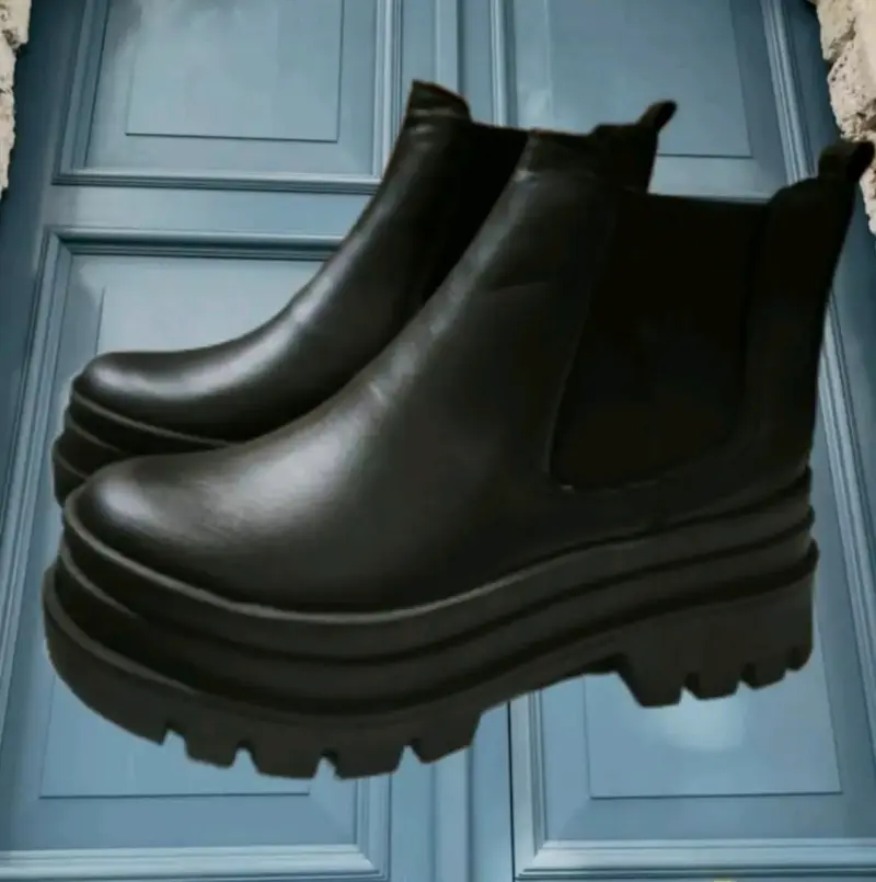 Botines negros de cuero con plataforma