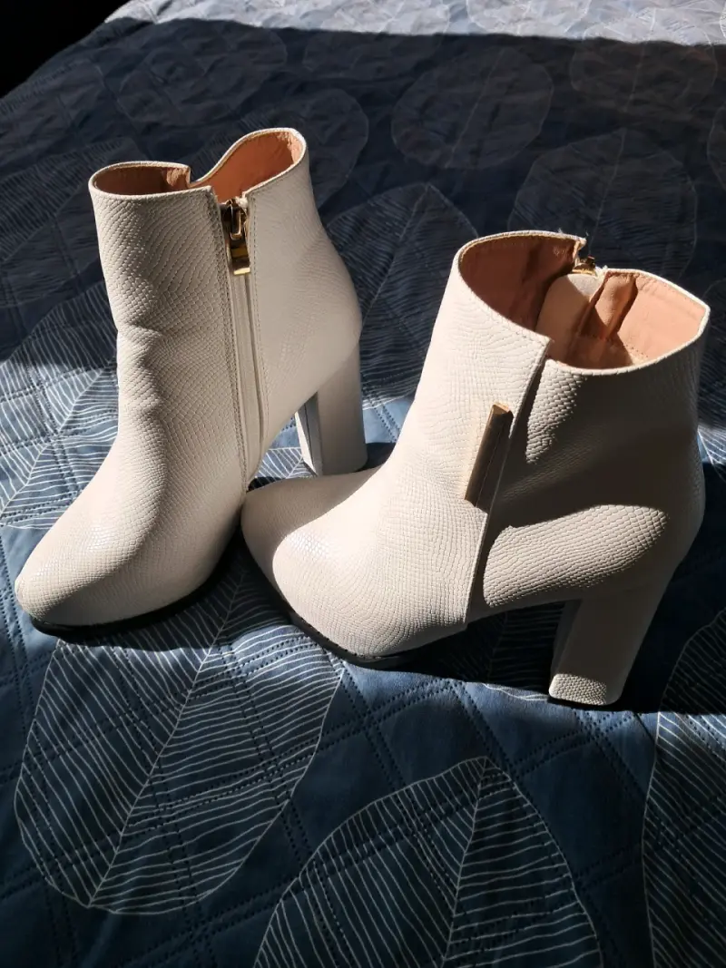Botines beige con tacón alto