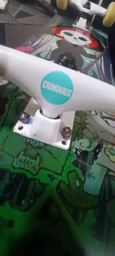 Skateboard con diseño calavera - miniatura 1