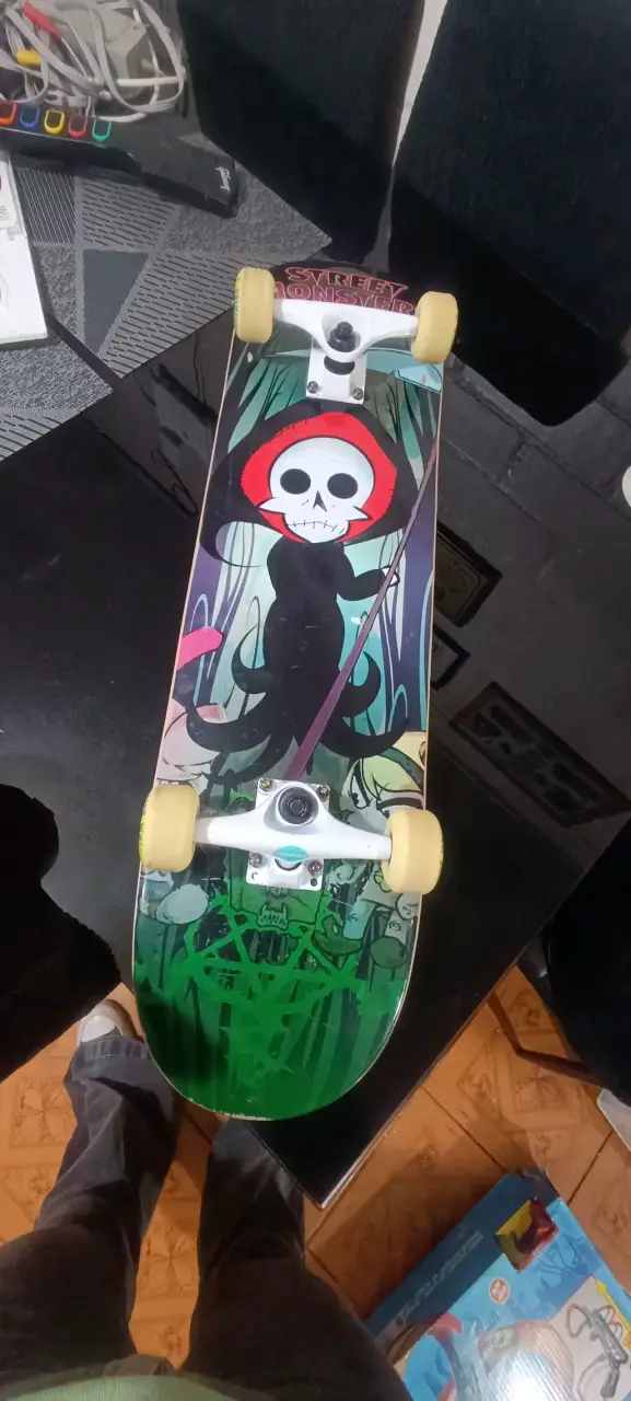 Skateboard con diseño calavera - 2