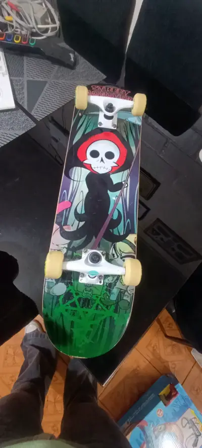 Skateboard con diseño calavera - miniatura 2