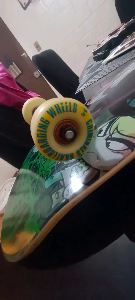 Skateboard con diseño calavera - 3