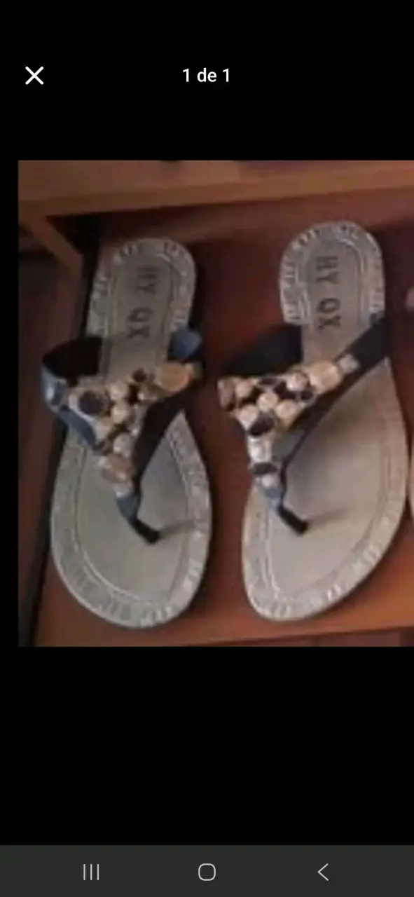 Sandalias con adornos decorativos