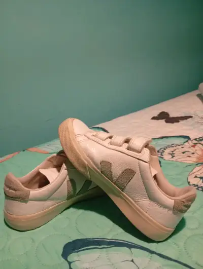 Zapatillas veja  blancas con velcro talla 36 - miniatura 1